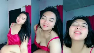 Izza Gemoy Belahan Dada Pake Busana Haram Sebelum Tidur