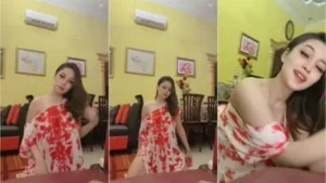 Kak Fany Host Cantik Busana Melorot